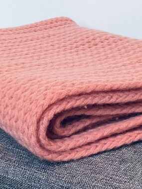 Isaac Mizrahi 100% Cashmere Elongated Infinity Cable Scarf Salmon Pink